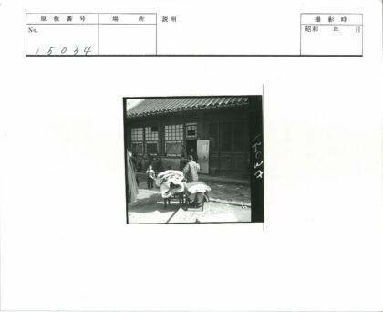传统瓦屋街景与家庭日常.jpg