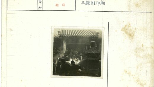 传统瓦屋顶建筑前香炉祈福.jpg