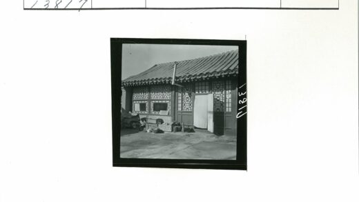 传统瓦房外散落物品.jpg