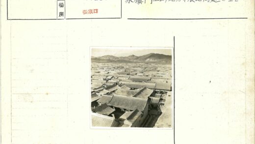传统瓦片屋顶俯瞰山脉景.jpg