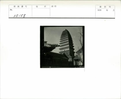 传统瓦顶与高塔晴空对比.jpg