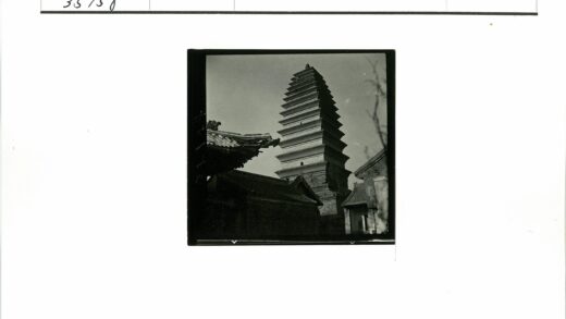 传统瓦顶与高塔晴空对比.jpg