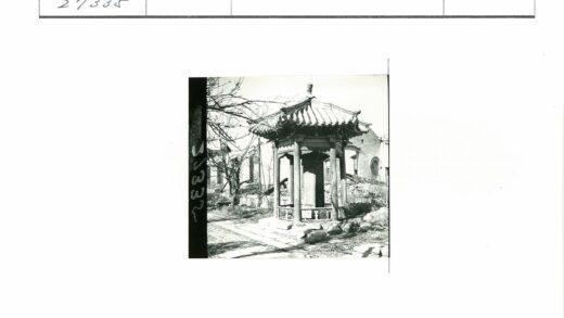 传统瓦顶亭与古石遗迹.jpg
