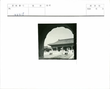 传统瓦顶凉亭与庭院建筑细节.jpg