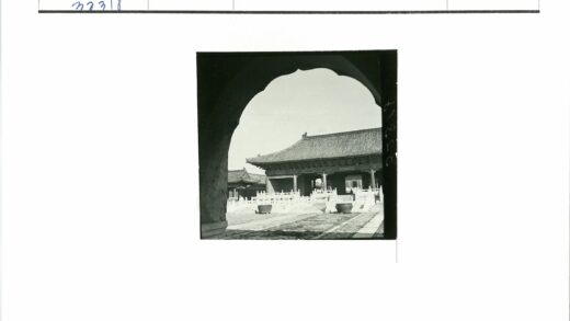 传统瓦顶凉亭与庭院建筑细节.jpg