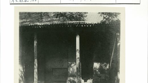 传统瓦顶双柱古建筑.jpg