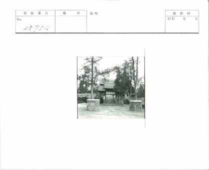 传统瓦顶大门与石柱楼梯景观.jpg