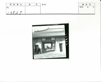 传统瓦顶大门行人往来.jpg