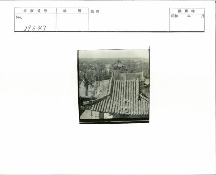 传统瓦顶宝塔与田野风光.jpg