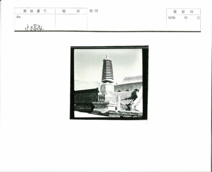 传统瓦顶宝塔晴空景.jpg