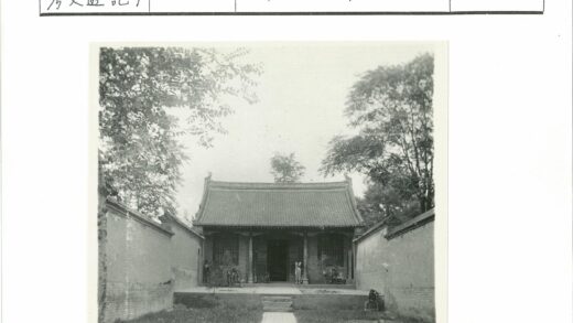 传统瓦顶庭院建筑与自然景观.jpg