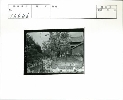 传统瓦顶建筑与石栅栏景观.jpg
