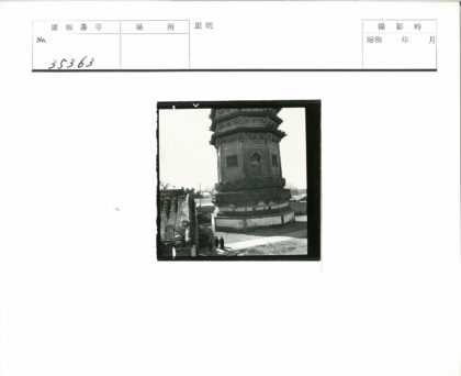 传统瓦顶建筑与砖塔街景.jpg