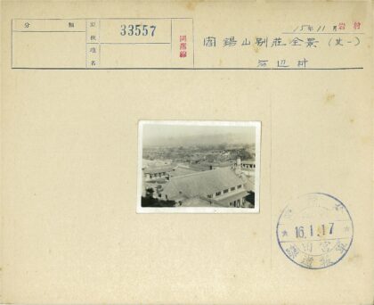 传统瓦顶建筑与远山鸟瞰.jpg