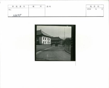 传统瓦顶建筑与鹅卵石小径.jpg