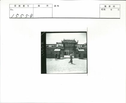 传统瓦顶建筑入口与保安.jpg