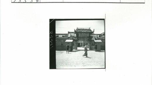 传统瓦顶建筑入口与保安.jpg