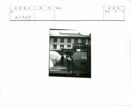 传统瓦顶建筑入口台阶人群.jpg