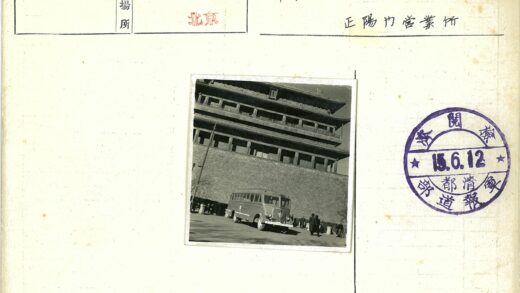 传统瓦顶建筑前的公共汽车.jpg