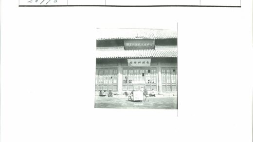 传统瓦顶建筑外人群聚集.jpg