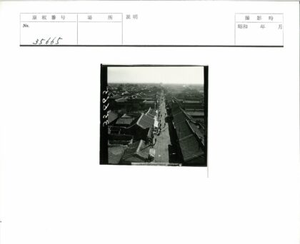 传统瓦顶建筑街道繁忙景象.jpg