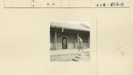 传统瓦顶木柱建筑前合影.jpg