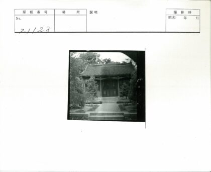 传统瓦顶木门花园建筑.jpg