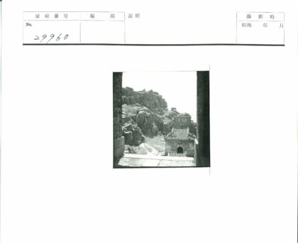 传统瓦顶石景拱门建筑.jpg