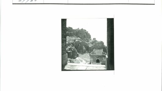 传统瓦顶石景拱门建筑.jpg