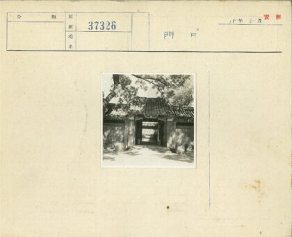传统瓦顶石门与绿树庭院.jpg