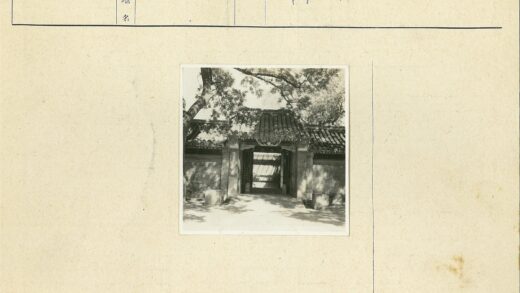 传统瓦顶石门与绿树庭院.jpg