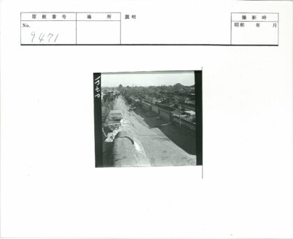 传统瓦顶街景与宝塔远眺.jpg