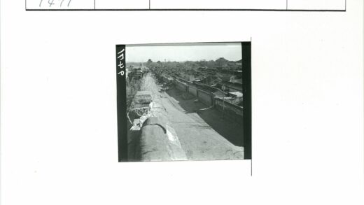 传统瓦顶街景与宝塔远眺.jpg