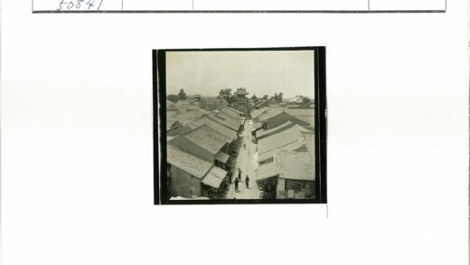 传统瓦顶街景行人漫步.jpg