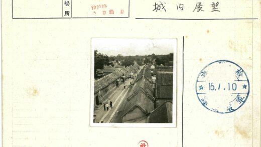 传统瓦顶街道与宝塔景观.jpg