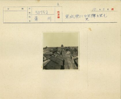 传统瓦顶街道与宝塔远景.jpg
