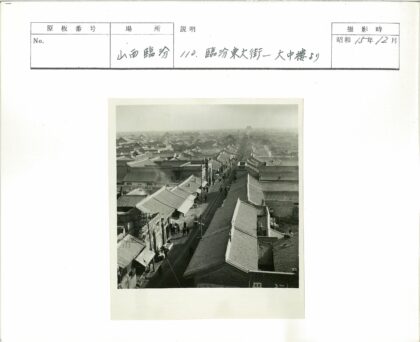 传统瓦顶街道俯瞰行人自行车.jpg