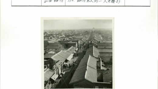 传统瓦顶街道俯瞰行人自行车.jpg