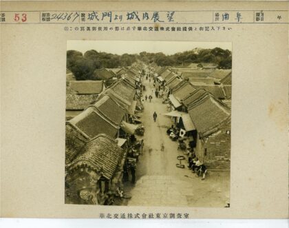 传统瓦顶街道生活场景俯视图.jpg