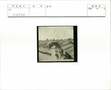 传统瓦顶街道繁华景象.jpg