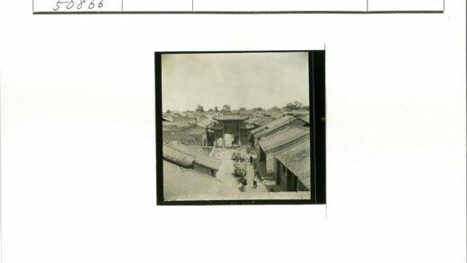 传统瓦顶街道繁华景象.jpg