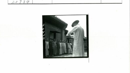 传统白袍领袖与砖房建筑.jpg