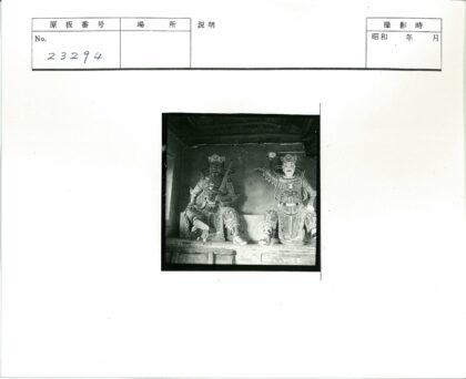 传统盔甲战士雕像室内展示.jpg