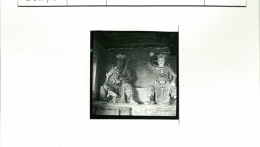 传统盔甲战士雕像室内展示.jpg