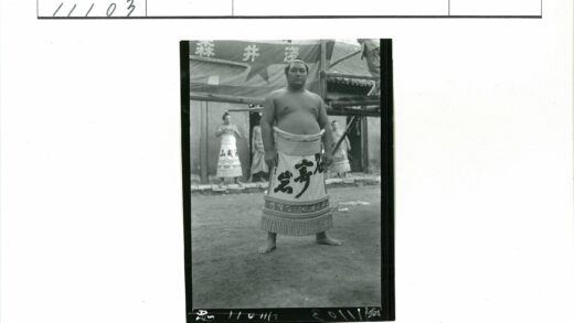 传统相扑手户外比赛场景.jpg