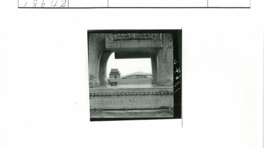 传统石刻建筑与宝塔远山.jpg