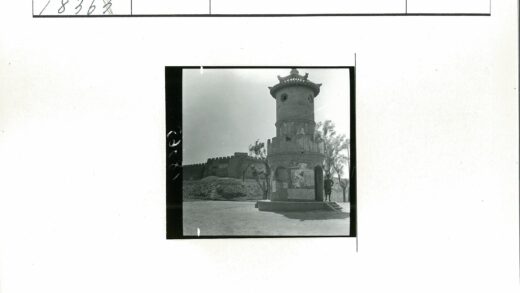 传统石塔与海报墙景观.jpg