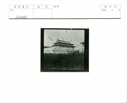 传统石墙建筑与晴朗天空.jpg