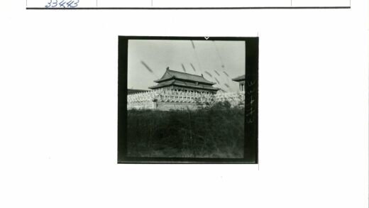传统石墙建筑与晴朗天空.jpg