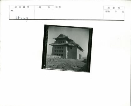 传统石墙环绕的多层建筑.jpg